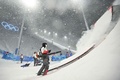 北京冬季五輪、フリースタイルスキー女子エアリアルの会場、雲頂スノーパークでコースの雪を除去するスタッフ（2022年2月13日撮影）。(c)Ben STANSALL / AFP