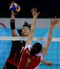 北京五輪女子バレーボールの対中国戦で、スパイクを打つ日本の荒木絵里香（%%Araki Erika%%、左）。（2008年8月17日撮影）(c)AFP/ALEXANDER JOE