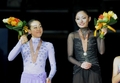 台湾・台北（Taipei）で20日、フィギュアスケート四大陸選手権（ISU Four Continents Figure Skating Championships 2011）の女子シングル・フリースケーティング（FS）が行われ、SP1位の安藤美姫（Miki Ando、右）が合計201.34点で優勝した。2位は浅田真央（Mao Asada、左）、3位は米国の長洲未来（Mirai Nagasu）、鈴木明子（Akiko Suzuki）は7位だった（2011年2月20日撮影）。(c)AFP/Sam YEH