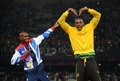 ロンドン五輪は11日、オリンピックスタジアム（Olympic Stadium）で陸上男子4×100メートルリレー決勝が行われ、ジャマイカが世界新記録の36秒84で金メダルを獲得した。

表彰式後に、男子5000メートル金メダリストのモハメド・ファラ（Mohamed Farah、左）とポーズを取るジャマイカのウサイン・ボルト（Usain Bolt、2012年8月11日撮影）。(c)AFP/JOHANNES EISELE