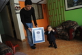 コロンビア・ボゴタ（Bogota）の自宅で、ギネス世界記録（Guinness Book of World Records）の証書を披露するニノ・エルナンデス（Nino Hernandez）さん（右、2010年9月7日撮影）。(c)AFP/Rodrigo ARANGUA