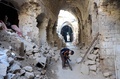 シリア北部アレッポで、砲撃により破壊されたウマイヤド・モスク周辺に散乱する瓦礫。Anadolu Agency提供（2014年2月13日撮影）。(c)Anadolu Agency/Halit Suleyman