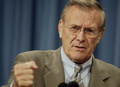 ドナルド・ラムズフェルド元米国防長官（2002年3月31日撮影、資料写真）。(c)STEPHEN JAFFE / AFP
