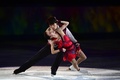 ソチ冬季五輪、フィギュアスケート・エキシビションの演技に臨むホウ清（Qing Pang、クィン・パン）/トウ健（Jian Tong、ジャン・トン）組（2014年2月22日撮影）。(c)AFP/JOHN MACDOUGALL