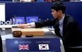 韓国ソウルのホテルで、グーグル傘下の人工知能開発企業グーグル・ディープマインドの囲碁ソフト「アルファ碁」と5番勝負の第3局を行う囲碁棋士の李世ドル氏（2016年3月12日公開）。(c)AFP/GOOGLE DEEPMIND