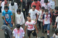 インドネシアの首都ジャカルタ（Jakarta）で27日、インドネシア・ゾンビ・クラブ（Indonesian Zombie Club、IZOC）のメンバー数百人がゾンビ姿で市内を行進した。ジャカルタは今月中旬に洪水に見舞われたことから、ゾンビ行進は洪水後の市内清掃の呼び掛けと被災者への募金を目的に企画された（2013年1月27日撮影）。(c)AFP/ADEK BERRY
