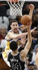 15-16NBA、サンアントニオ・スパーズ対ゴールデンステイト・ウォリアーズ。サンアントニオ・スパーズのダニー・グリーンのシュートを阻止しようと試みるゴールデンステイト・ウォリアーズのクレイ・トンプソン（2016年4月10日撮影）。(c)AFP/Getty Images/Ronald Cortes