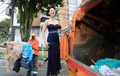 コロンビア・メデジンで、ごみ収集車に乗って歌うステファニア・パラシオさん。廃棄物処理について意識を高めようと企画された市の啓発キャンペーンの一環（2025年4月4日撮影）。(c)JAIME SALDARRIAGA / AFP
