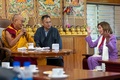 チベット亡命政府が拠点とするインド北部ダラムサラで、チベット仏教の最高指導者ダライ・ラマ14世（左）と面会した米国のナンシー・ペロシ前下院議長（右）。ダライ・ラマ14世の公式ウェブサイトに公開（2024年6月19日撮影、公開）。(c)Official website of Dalai Lama / AFP