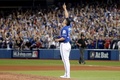 16MLBプレーオフ、ア・リーグ優勝決定シリーズ（7回戦制）、トロント・ブルージェイズ対クリーブランド・インディアンス。試合に勝利し喜ぶトロント・ブルージェイズのロベルト・オズナ（2016年10月18日撮影）。(c)AFP/Getty Images/Tom Szczerbowski
