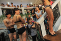 中国・湖北（Hubei）省武漢（Wuhan）のショッピングモールで30日、ランジェリーショーが行われた。女性は中国経済の成長の重要なけん引役になっており、前年同期比15％増と依然好調な中国の小売売上高の多くは、政府の景気刺激策や株価上昇などのほか35歳以下の女性による消費が大きな部分を占めると見られている。

　写真は、ランジェリーショーを見る買い物客ら（2009年8月30日撮影）。(c)AFP