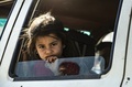 トルコとの国境沿いにあるシリア北部の街ラスアルアインから、家族とともに逃げて来た幼いシリア人少女。シリアのアラブ人やクルド人は、トルコ軍主導部隊とクルド人主体の民兵組織「シリア民主軍（SDF）」との戦闘地帯を離れ、ハサケ郊外のタルタメルの街に到着している（2019年10月15日撮影）。(c)AFP / Delil Souleiman