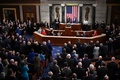 米連邦議会で演説するウクライナのウォロディミル・ゼレンスキー大統領（中央奥、2022年12月21日撮影）。(c)Mandel NGAN / AFP