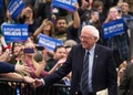 米ミシガン州ウォーレンのコミュニティーカレッジで支持者にあいさつする民主党のバーニー・サンダース上院議員（2016年3月5日撮影）。(c)AFP/Geoff Robins