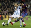 09-10スペイン1部リーグ第24節、FCバルセロナ（%%FC Barcelona%%）対マラガ（%%Malaga CF%%）。試合はバルセロナが2-1で勝利した。写真はFCバルセロナのセルヒオ・ブスケッツ（%%Sergio Busquets%%、右）のチェックを受けるマラガのナビル・バハ（%%Nabil Baha%%）。（2010年2月27日撮影）(c)AFP/JOSEP LAGO