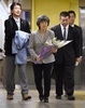 都内で、1995年の地下鉄サリン事件の犠牲者への献花に向かう、事件で夫を亡くした高橋シズヱさん（2015年3月20日撮影）。(c)AFP/Toru YAMANAKA