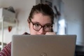 ドメスティックバイオレンス（DV）被害者を支援するウェブページを立ち上げた、サイト運営者のクリシア・パスコさん。ポーランド・ワルシャワの自宅で（2021年2月23日撮影）。(c)Wojtek RADWANSKI / AFP