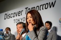 東京五輪招致委員会（Tokyo 2020 Bid Committee）は5日、アルゼンチン・ブエノスアイレス（Buenos Aires）で記者会見に臨み、スポーツディレクターの荒木田裕子（Yuko Arakida）理事は、もし東京が2020年夏期五輪の開催地に選ばれたら、2011年の東日本大震災の影響を受けた若者を勇気づけることができるだろうと話した。

記者会見に臨むパラリンピック女子陸上の佐藤真海（Mami Sato、手前、2013年9月5日撮影）。(c)AFP/FABRICE COFFRINI