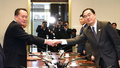 韓国の趙明均（チョ・ミョンギュン）統一相と握手を交わす、北朝鮮の李善権（リ・ソングォン）外相（2018年10月15日撮影）。(c)various sources / AFP