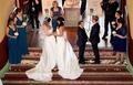 世界で14番目、アジア太平洋地域では初めて同性結婚を合法化したニュージーランドで19日、4月に議会が同性婚を認めるよう改正した法律が発効した。この日だけで30組以上の同性婚カップルが誕生する。

写真は、ニュージーランド・ロトルア（Rotorua）のロトルア博物館（Rotorua Museum）で結婚式を挙げた2組の同性婚カップル（2013年8月19日撮影）。(c)AFP/MARTY MELVILLE