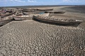 マラウイ東部ゾンバにあるチルワ湖で、干上がった船着場に残された小舟（2018年10月18日撮影）。(c)AMOS GUMULIRA / AFP