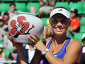 女子テニス、韓国オープン（KDB Korea Open 2012）は22日、韓国のソウル（Seoul）で行われ、大会第1シードのカロリーネ・ボズニアツキ（Caroline Wozniacki、デンマーク）は6-1、6-0で第3シードのカイア・カネピ（Kaia Kanepi）を下し、優勝を飾った。

表彰式でトロフィーを掲げるカロリーネ・ボズニアツキ（2012年9月22日撮影）。(c)AFP/JUNG YEON-JE