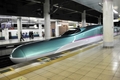 都内の駅を通過する新幹線「はやぶさ（Hayabusa）」（2011年3月5日撮影）。(c)AFP/Yoshikazu TSUNO