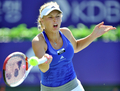 女子テニス、韓国オープン（KDB Korea Open 2012）は22日、韓国のソウル（Seoul）で行われ、大会第1シードのカロリーネ・ボズニアツキ（Caroline Wozniacki、デンマーク）は6-1、6-0で第3シードのカイア・カネピ（Kaia Kanepi）を下し、優勝を飾った。

リターンを打つカロリーネ・ボズニアツキ（2012年9月22日撮影）。(c)AFP/JUNG YEON-JE