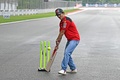 ロードレース世界選手権、第13戦インドGPを控え、会場のサーキットでクリケットをするドゥカティ・レノボ・チームのフランチェスコ・バニャイア（2023年9月21日撮影）。(c)Money SHARMA / AFP