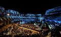 イタリア・ローマ（Rome）の古代遺跡コロッセオ（Colosseum）で25日、オペラ歌手アンドレア・ボチェッリ（Andrea Bocelli）が同国アブルツォ（Abruzzo）州の交響楽団とともに、チャリティーコンサートを開催した。このコンサートは、4月のイタリア中部地震で被害を受けた音楽学校の再建を目的に行われた。会場に入ることのできた観客は、わずか380人だった。（2009年5月25日撮影）(c)AFP/TIZIANA FABI