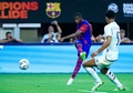 サッカー親善試合、FCバルセロナ対レアル・マドリード。先制点を決めるFCバルセロナのウスマン・デンベレ（左、2023年7月29日撮影）。(c)Aric Becker / AFP