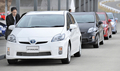 【4月3日 AFP】トヨタ自動車（%%Toyota Motor%%）は3日、静岡県駿東郡小山町の富士スピードウェイ（%%Fuji Speedway%%）で行ったハイブリッド車「プリウス」新型版の試作車走行を、報道陣に公開した。

　また、大量生産車としては世界最高燃費となるガソリン１リットル当たり38キロの走行距離を、新型「プリウス」が達成したと発表した。

　トヨタは、1.8リットルエンジンと出力を増強したモーターを搭載した新型「プリウス」を、第3世代ハイブリッド車と位置づけている。新型「プリウス」の店頭発売は5月の予定。

　写真は、報道陣が試乗するトヨタのハイブリッド車「プリウス」の新型試作車（2009年4月3日撮影）。(c)AFP/Toru YAMANAKA