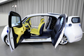 日産自動車（Nissan Motor）は8日、第42回東京モーターショー2011（Tokyo Motor Show）に、3台の電気自動車（EV）コンセプトカーを展示すると発表した。EVスポーツカー「ESFLOW（エスフロー）」と、都市向けスマートEV「Pivo3（ピボ3）」、乗用車の快適性と商用車の実用性の両立を目指した「TOWNPOD（タウンポッド）」の3車種になる。東京モーターショーは11月30日から12日11日までの日程。

写真は、神奈川県厚木市の日産のデザインセンターで展示された「TOWNPOD」（2011年10月20日撮影）。(c)AFP/TOSHIFUMI KITAMURA