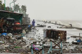 フィリピン、非常に強い台風18号の接近で1万人以上避難