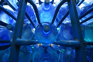 ボトル入り飲料水のプラスチック粒子、従来測定の10～100倍 研究