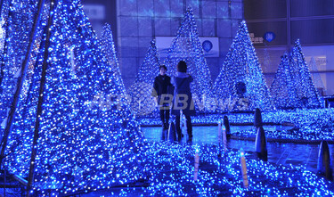 クリスマスを演出する7色のLEDイルミネーション、東京・汐留 写真4枚