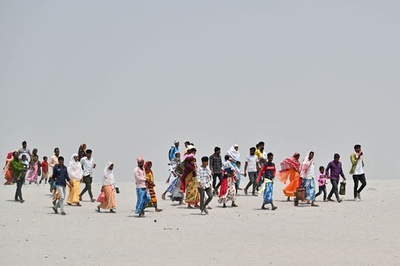 【今日の1枚】砂丘を旅して、1票を投じに インド