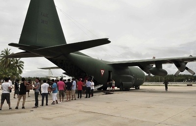 暴風雨被害のメキシコ、足止めの観光客らの輸送始まる