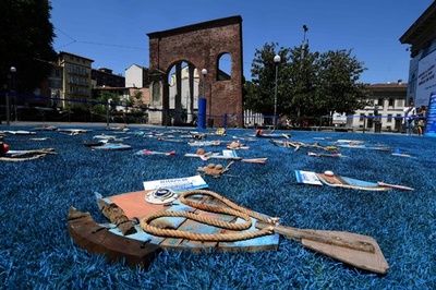 ミラノに出現した「青い海」、海洋資源の持続可能性を訴え