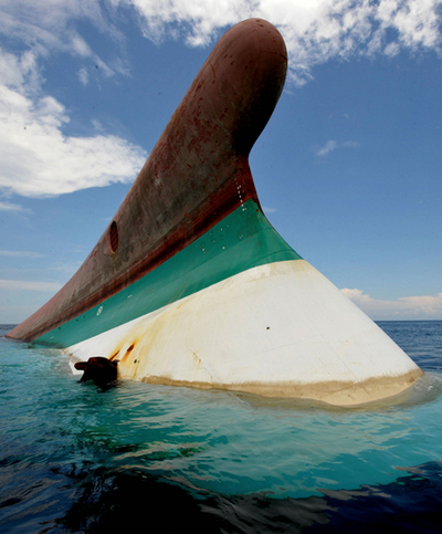 沈没フェリーが積載していた殺虫剤の回収作業始まる、フィリピン