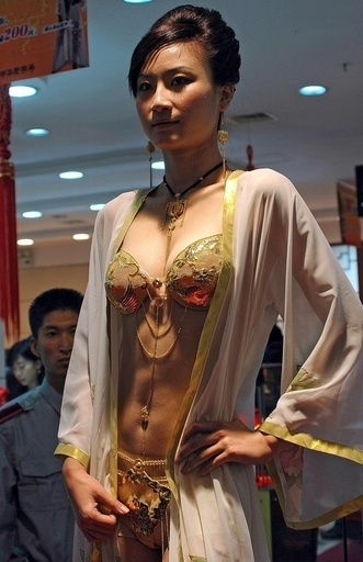 排卵期の女性、セクシーな服を購入する傾向 米研究