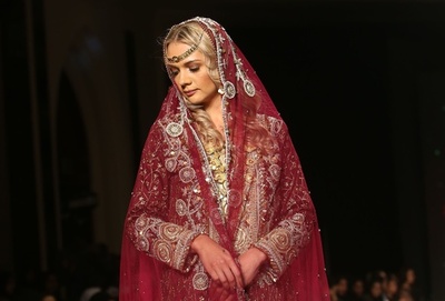 オマーンでファッションショー、地元デザイナーらが新作