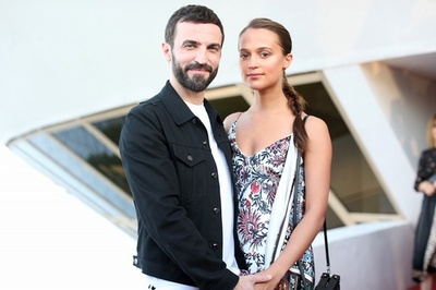 「ルイ・ヴィトン」17年クルーズショーにセレブ集結