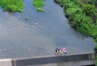 ドローン飛ばす男性 洪水発生時に母子3人を救助