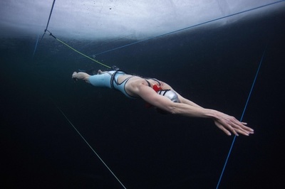 氷の下で103メートル フィンランドのフリーダイバーが世界記録