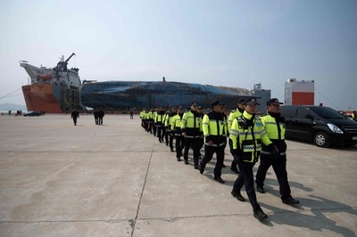 沈没から3年、セウォル号載せた運搬船が港に到着