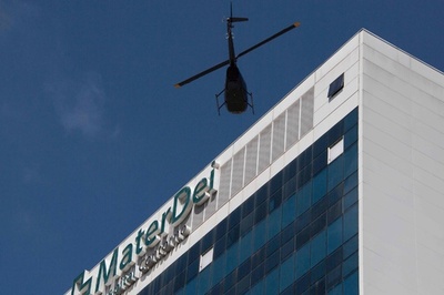 手術成功のネイマールがヘリで退院、別荘でリハビリ開始へ