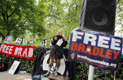 ヴィヴィアン・ウエストウッド、軍事機密を流した米兵支持のデモに参加