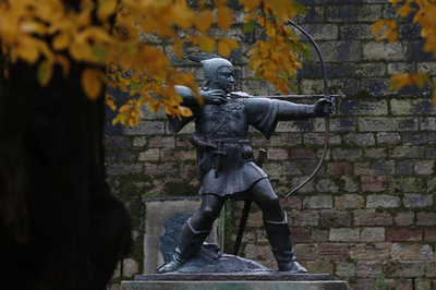 義賊の森が裸族の森に、ヌーディストの目撃多発で地元民憤慨 英