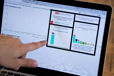 英選挙戦で活用拡大、特定層向けのFB「ターゲティング広告」